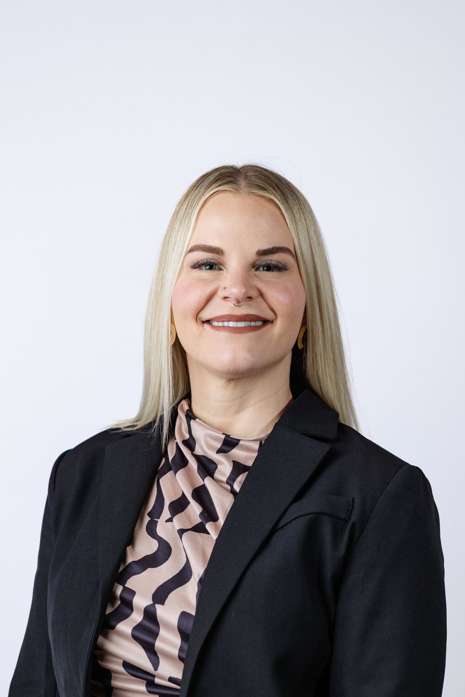 Professional business headshot by Bela Foto